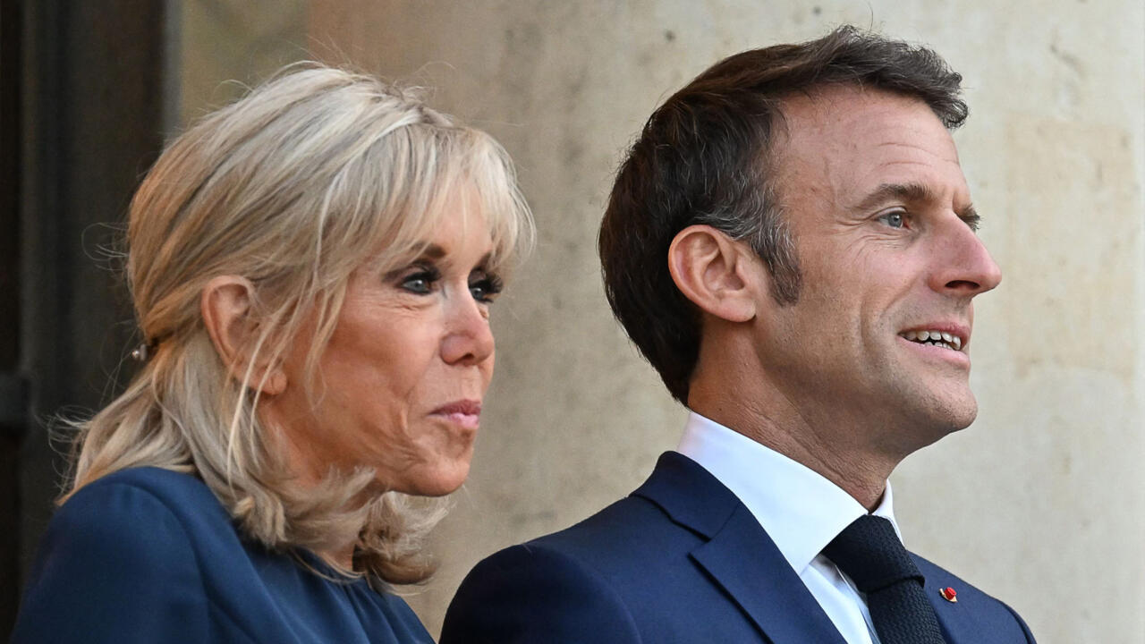 EMMANUEL Y BRIGITTE MACRON LLEVAN A TRIBUNALES DE EE.UU. UN CASO DE DIFAMACIÓN