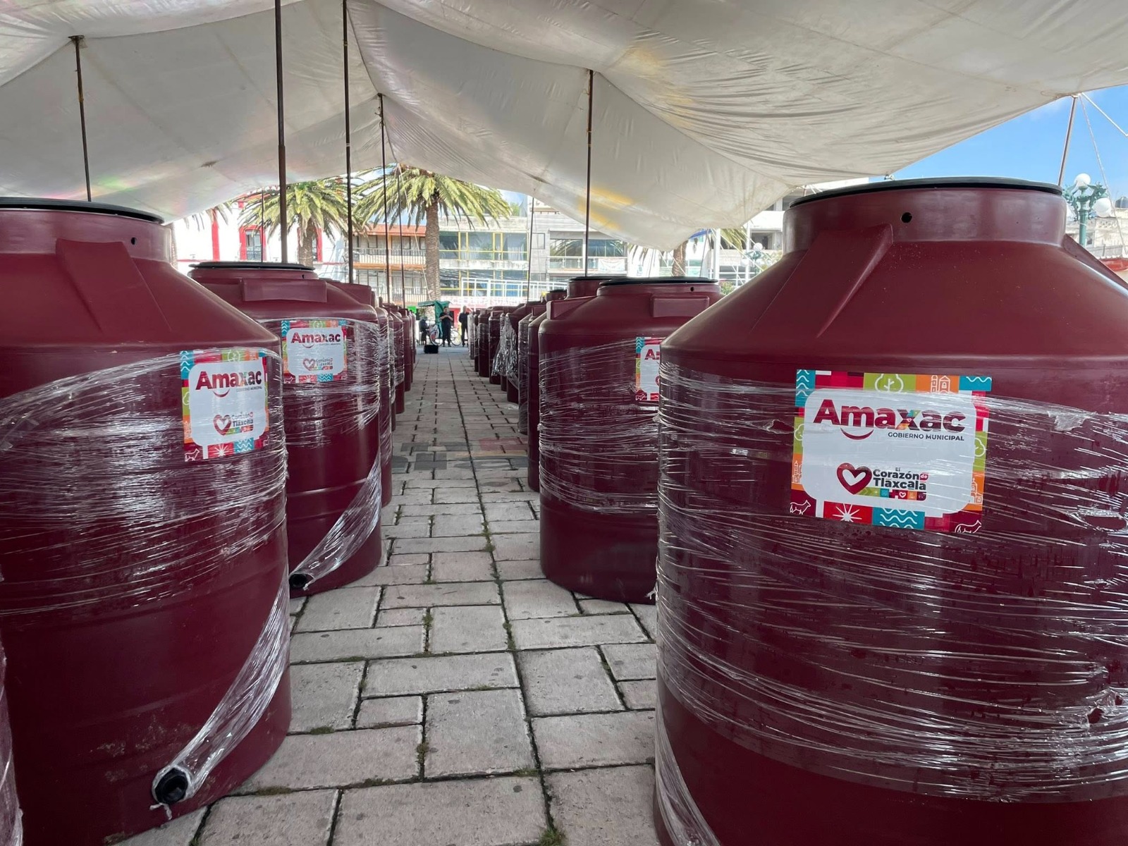 EN AMAXAC ENTREGAN 120 TINACOS GRATUITOS A FAMILIAS: YA SUMAN 240 BENEFICIADAS EN UN MES