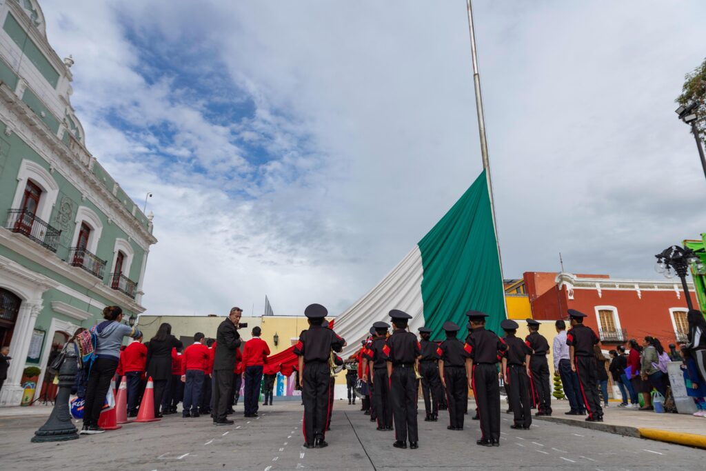 AUTORIDADES Y COMUNIDAD ESTUDIANTIL ENCABEZAN CEREMONIA CÍVICA DE FIESTAS PATRIAS EN LA PRESIDENCIA MUNICIPAL DE HUAMANTLA