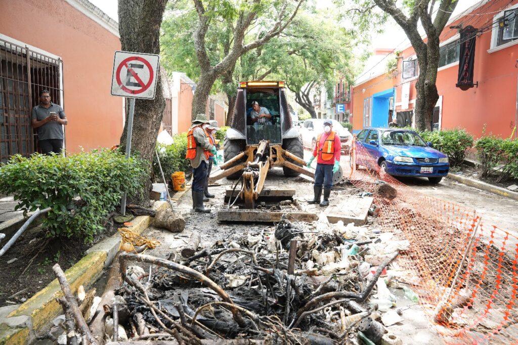COMO ACCIÓN PREVENTIVA LA CAPAM DESAZOLVA CANAL SUBTERRÁNEO EN LA CALLE DEL VECINO EN LA CAPITAL