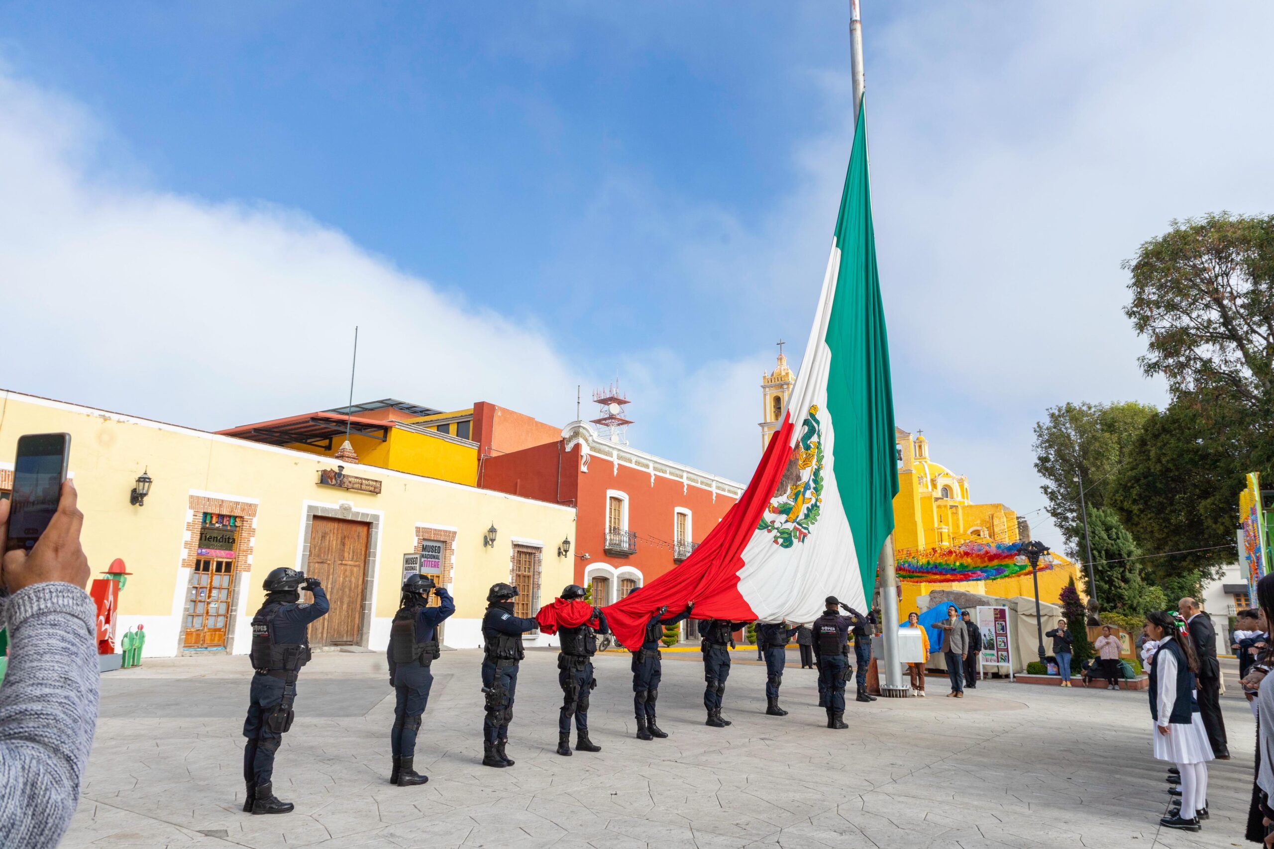 LA COMUNIDAD DE EL CARMEN XALPATLAHUAYA PARTICIPA EN LA CEREMONIA CÍVICA DE FIESTAS PATRIAS EN LA PRESIDENCIA MUNICIPAL DE HUAMANTLA