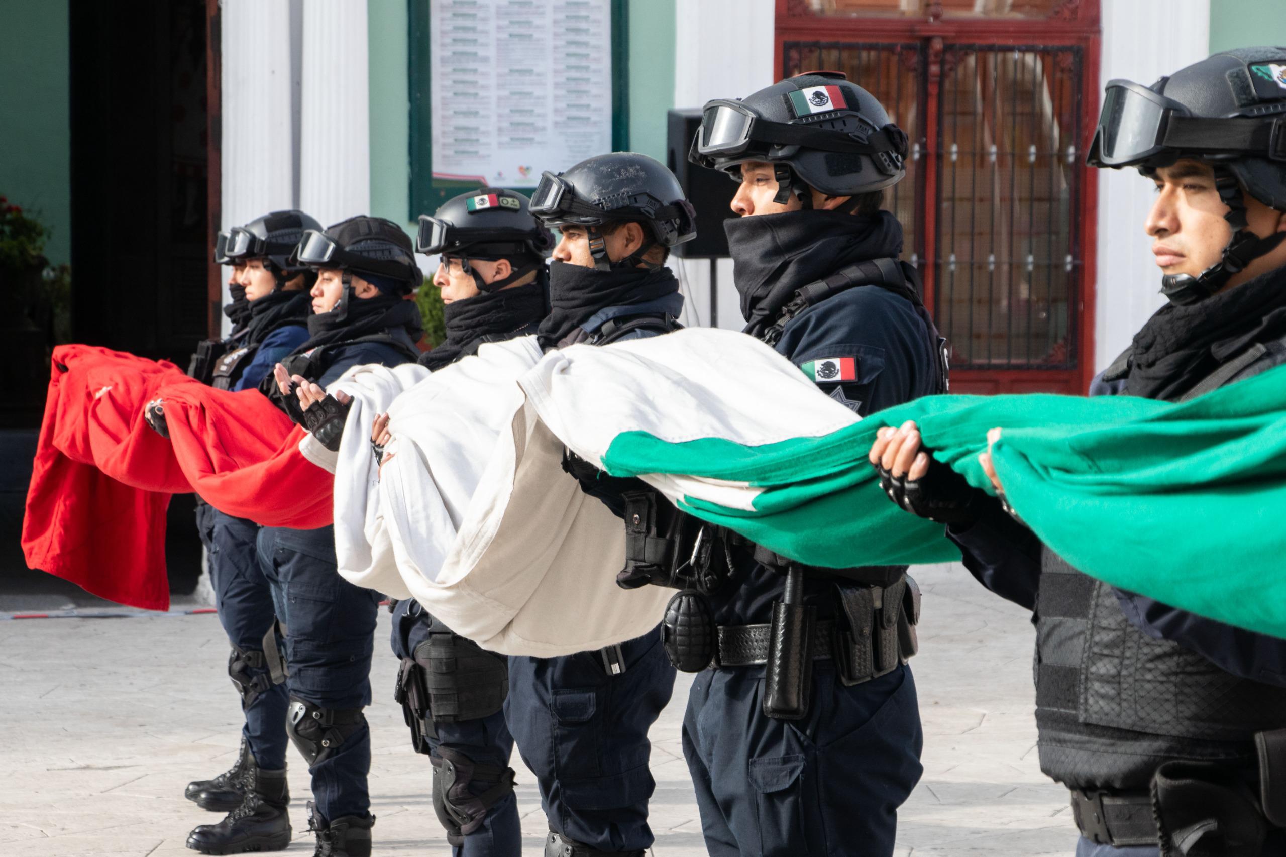 EL BARRIO DE SANTA ANITA Y LA PRIMARIA MICAELA ORTIZ DE ROSALES RINDEN HONORES A LOS SÍMBOLOS PATRIOS EN HUAMANTLA