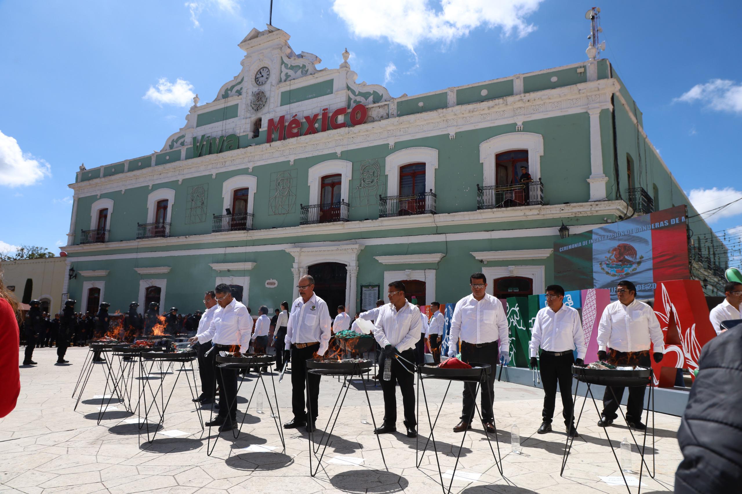 HUAMANTLA DESPIDE 20 BANDERAS NACIONALES Y SU BANDERA MONUMENTAL EN CEREMONIA DE INCINERACIÓN