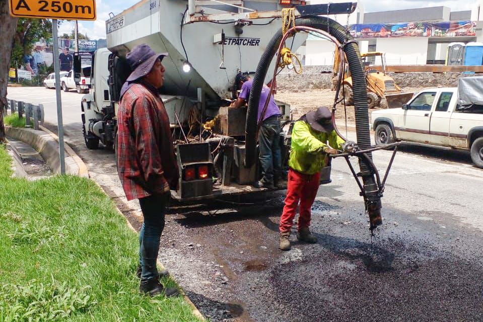 UNEN ESFUERZOS AYUNTAMIENTO DE TLAXCALA Y GOBIERNO DEL ESTADO PARA BACHEAR LA AVENIDA CARVAJAL Y BULEVAR REVOLUCIÓN