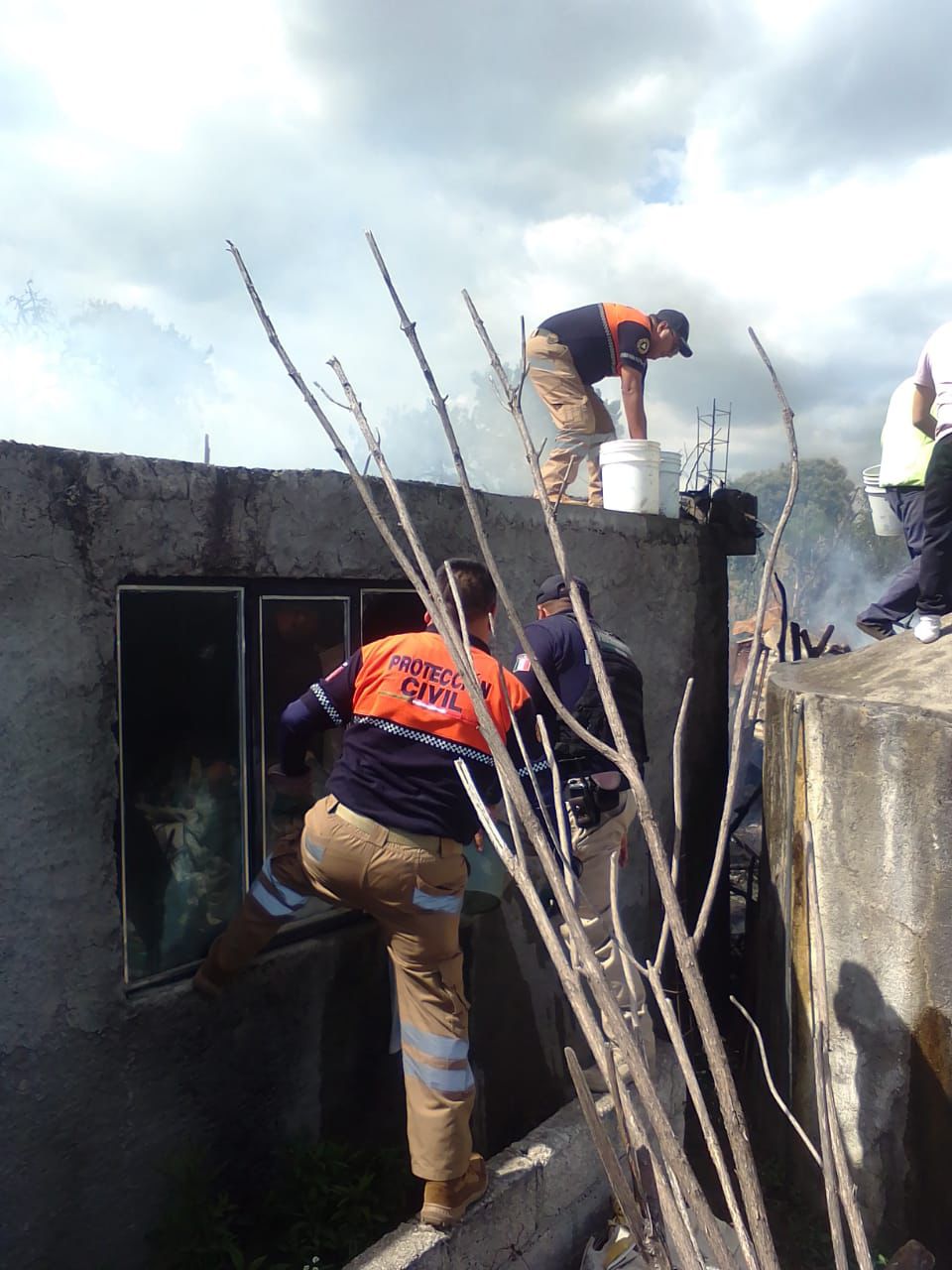 PROTECCIÓN CIVIL Y BOMBEROS DE HUAMANTLA SOFOCAN INCENDIO EN RANCHERÍA LOS PILARES