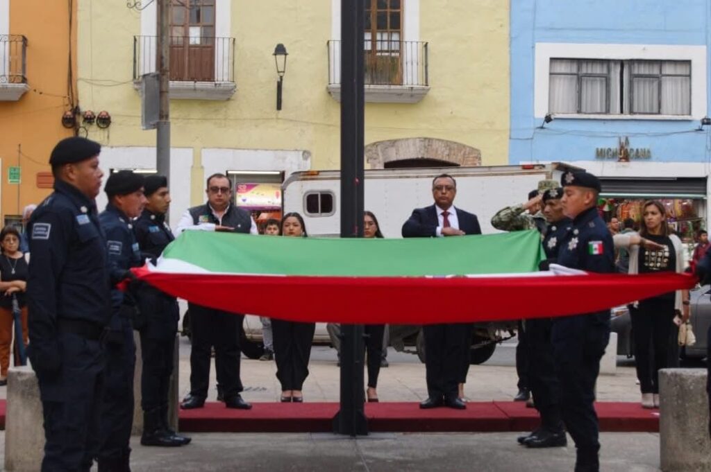 EMILIANO ZAPATA HONRA A LA BANDERA NACIONAL EN EL ZÓCALO DE TLAXCALA