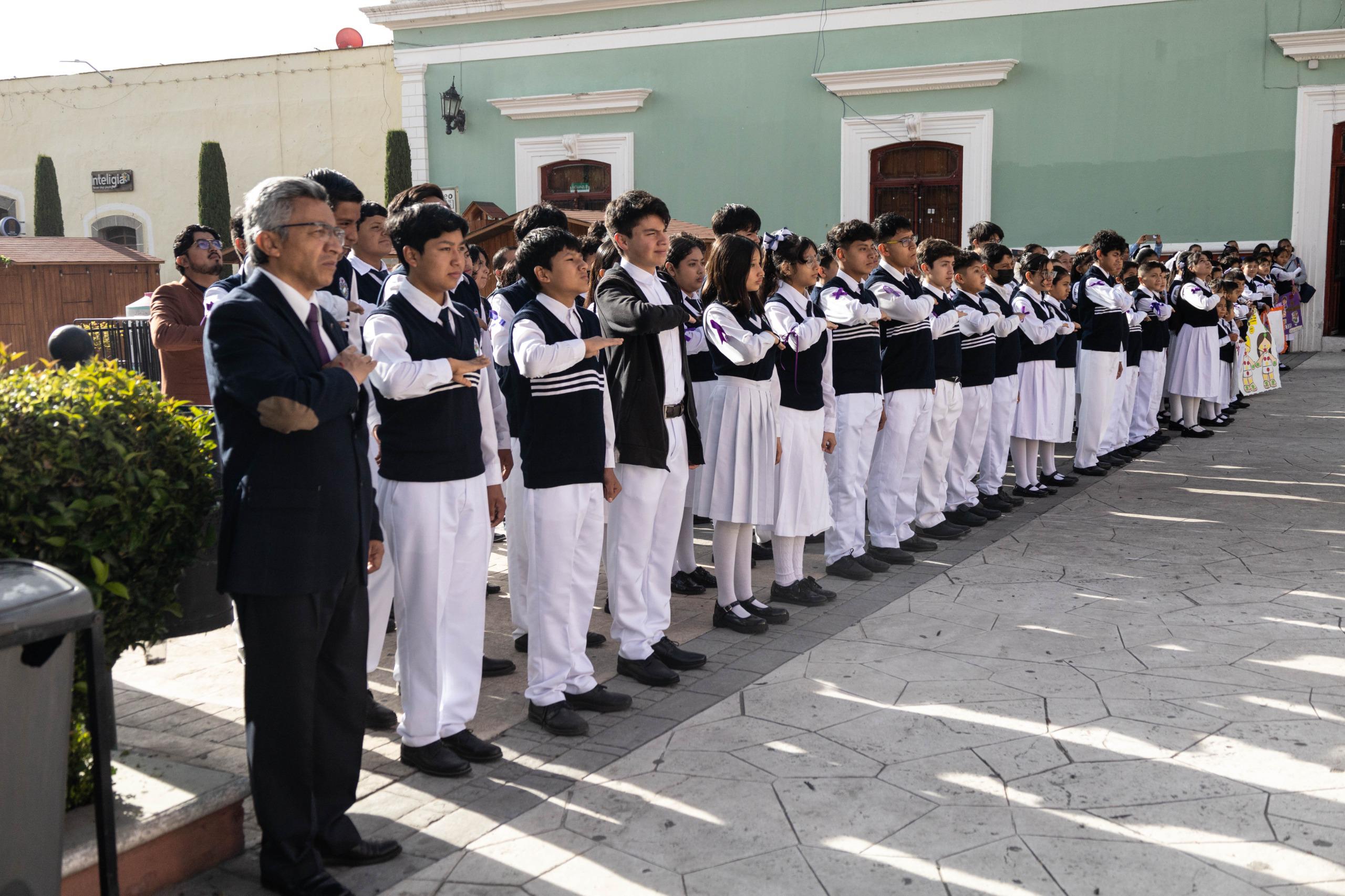 EL INSTITUTO AMADO NERVO Y LA COMUNIDAD DEL PUEBLO DE LA CRUZ PARTICIPAN EN CEREMONIA DE HONORES A LOS SÍMBOLOS PATRIOS EN HUAMANTLA