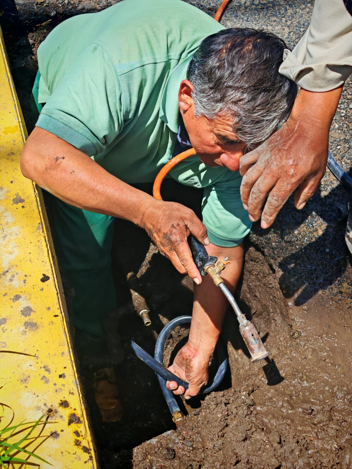 CAPAMH ATIENDE DE MANERA INMEDIATA FUGA DE AGUA FRENTE A LA SARH