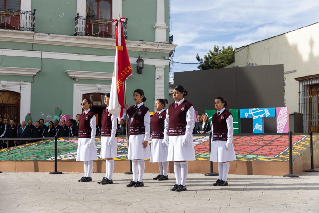 PUEBLO DE JESÚS Y SECUNDARIA TÉCNICA No. 43 PARTICIPAN EN CEREMONIA DE HONORES A LOS SÍMBOLOS PATRIOS E IZAMIENTO DE LA BANDERA NACIONAL EN HUAMANTLA