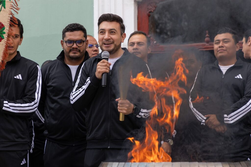 SALVADOR SANTOS CEDILLO RECIBE EL FUEGO SIMBÓLICO DE LA INDEPENDENCIA Y REAFIRMA EL ORGULLO PATRIÓTICO DE HUAMANTLA