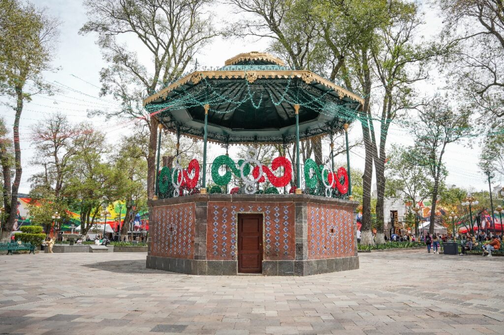 ALFONSO SÁNCHEZ GARCÍA RECORRE JUNTO CON LA GOBERNADORA LA RECIÉN REMODELADA PLAZA DE LA CONSTITUCIÓN