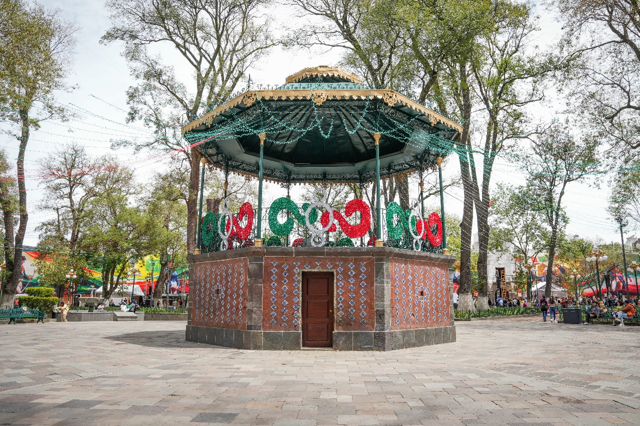ALFONSO SÁNCHEZ GARCÍA RECORRE JUNTO CON LA GOBERNADORA LA RECIÉN REMODELADA PLAZA DE LA CONSTITUCIÓN