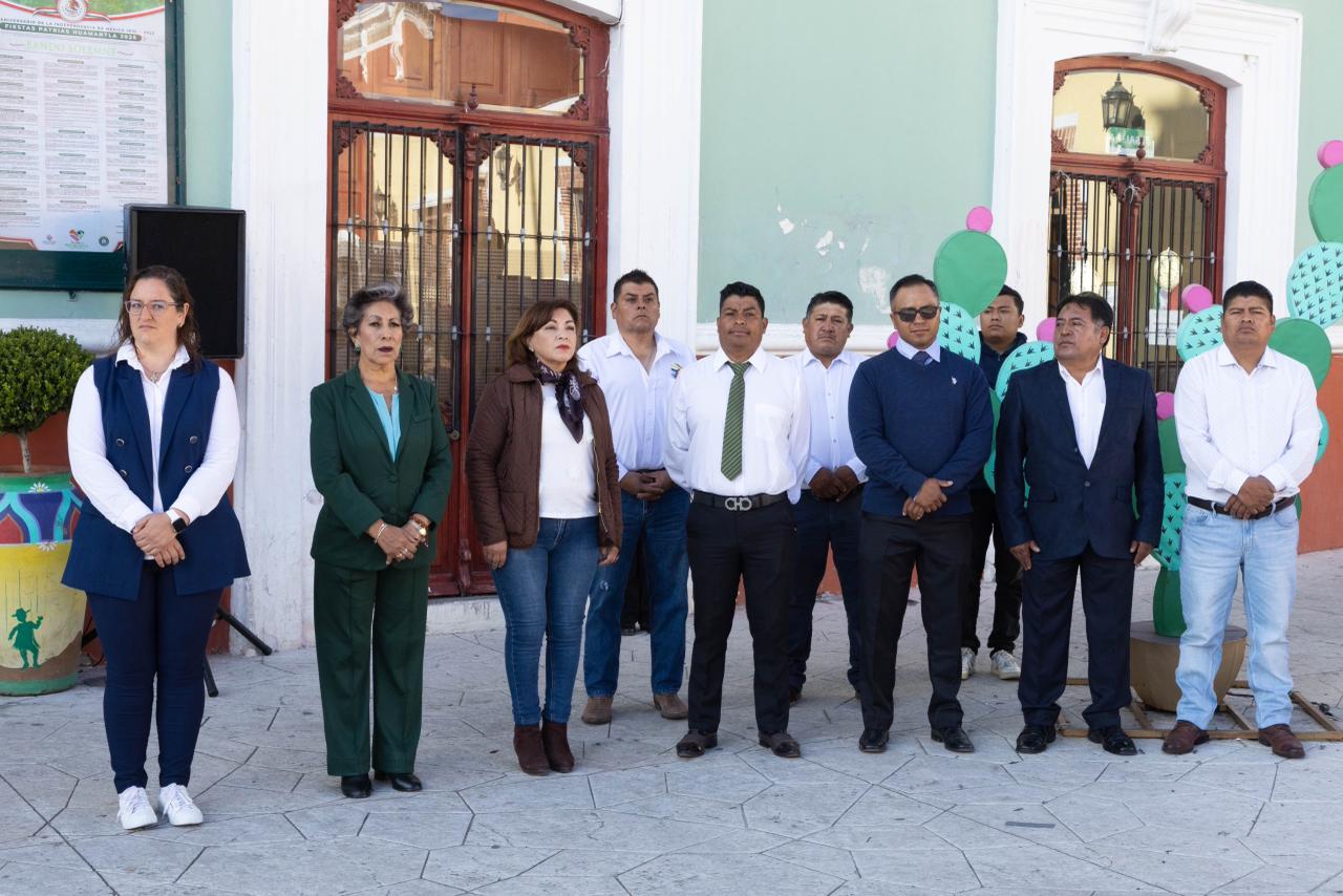 LAS COMUNIDADES DE LOS PILARES, CUAUHTÉMOC Y LA ESCUELA PRIMARIA BENITO JUÁREZ PARTICIPAN EN CEREMONIA DE HONORES A LOS SÍMBOLOS PATRIOS EN HUAMANTLA