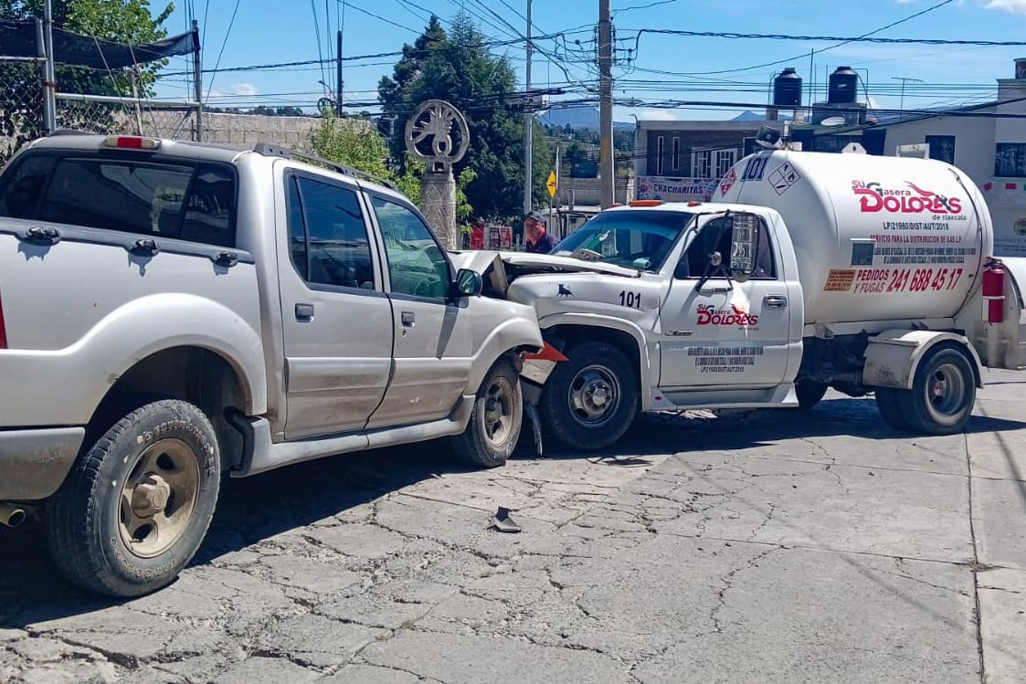 GARANTIZA POLICÍA MUNICIPAL DE TLAXCALA SEGURIDAD DE VECINOS Y CONDUCTORES ANTE INCIDENTE VIAL CON PIPA DE GAS