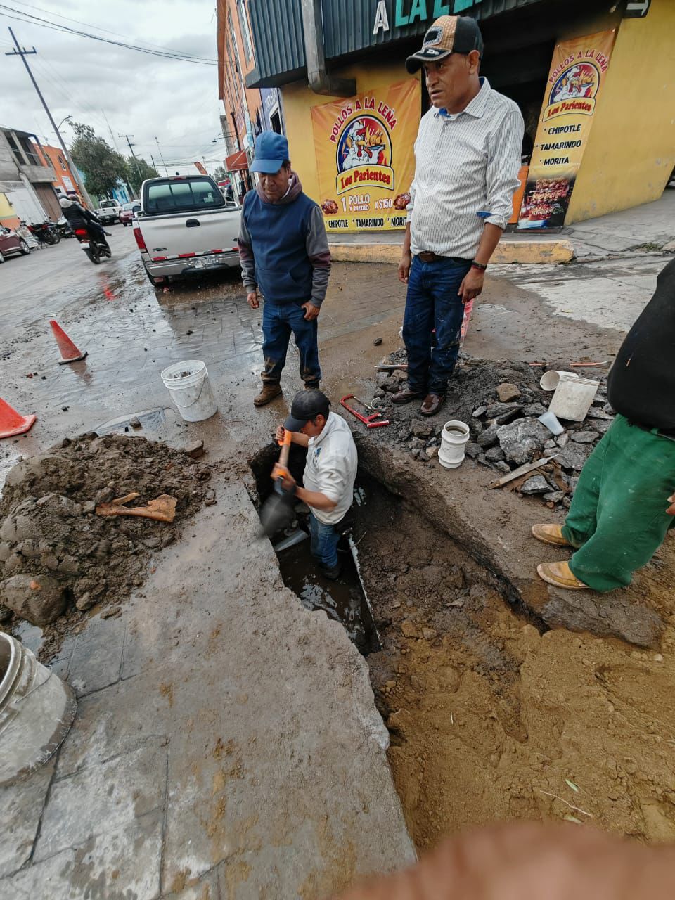 CAPAMH REPARA FUGA DE AGUA EN CALLE ALLENDE TRAS HORAS DE TRABAJO