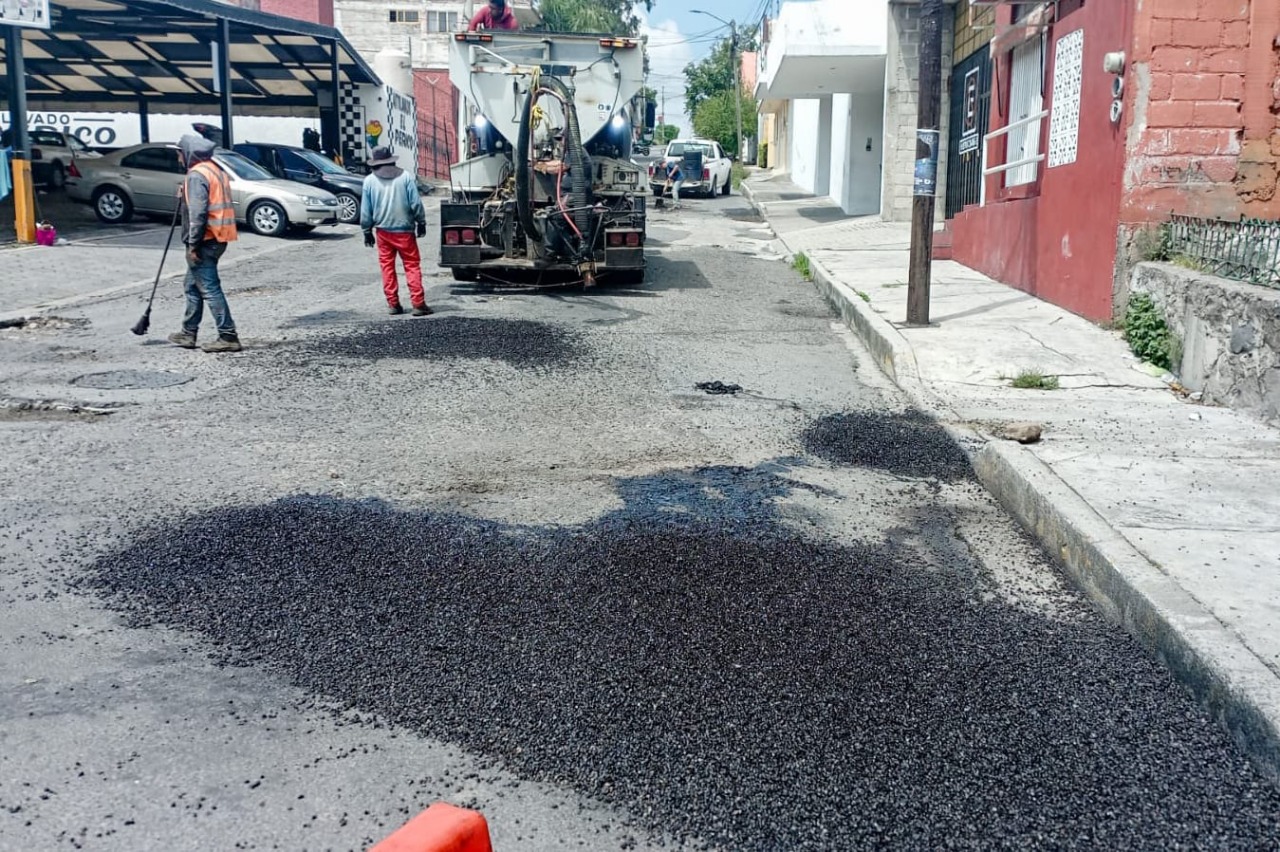 GOBIERNO MUNICIPAL DE TLAXCALA ATIENDE VIALIDADES EN LA LOMA XICOHTÉNCATL CON LABORES DE BACHEO