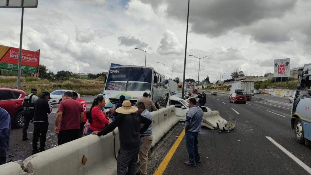 CHOQUE MÚLTIPLE EN EL MOLINITO DEJA 4 LESIONADOS Y CAOS VIAL EN LA APIZACO–TLAXCALA