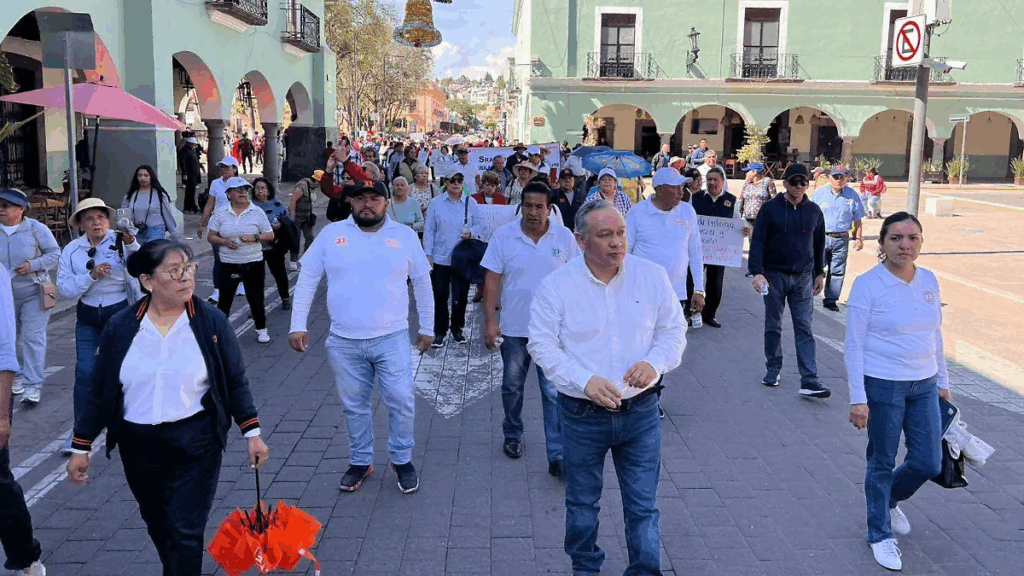 JUBILADOS DEL MAGISTERIO TOMAN EL CORAZÓN DE TLAXCALA: EXIGEN BONO DIGNO TRAS MÁS DE UNA DÉCADA SIN INCREMENTO
