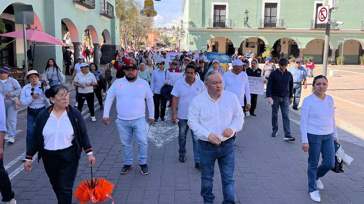 JUBILADOS DEL MAGISTERIO TOMAN EL CORAZÓN DE TLAXCALA: EXIGEN BONO DIGNO TRAS MÁS DE UNA DÉCADA SIN INCREMENTO