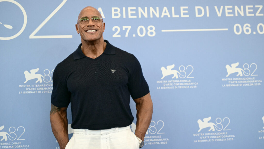 DWAYNE JOHNSON EMOCIONA EN VENECIA CON THE SMASHING MACHINE: “ESTA PELÍCULA ME ENSEÑÓ QUE HAY FORTALEZA EN LA VULNERABILIDAD”