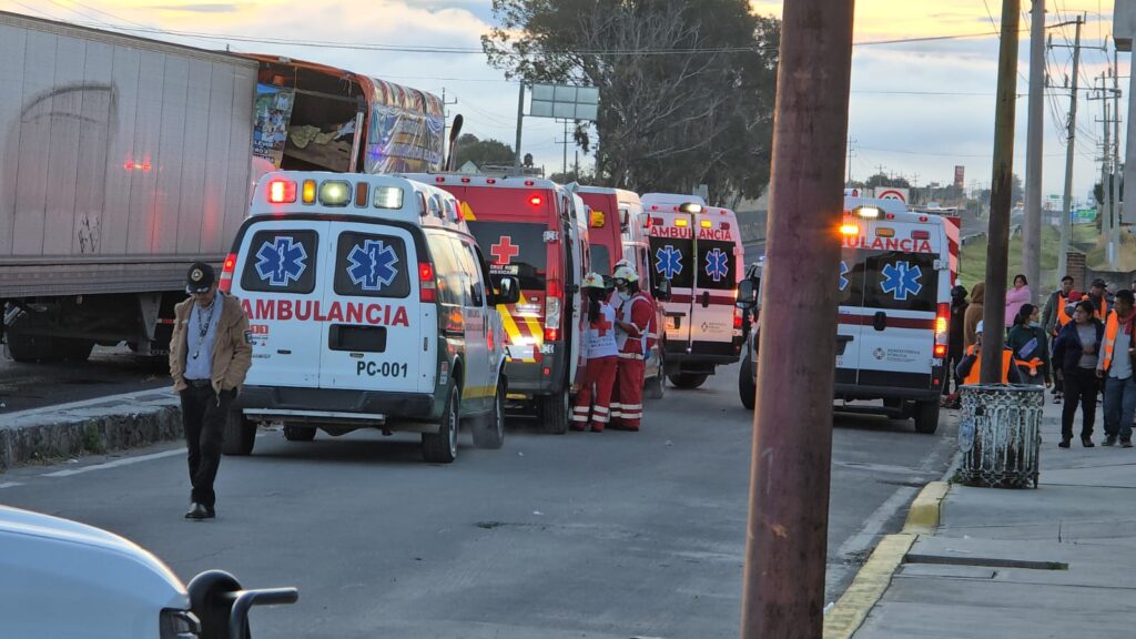 TRAGEDIA EN HUAMANTLA: PEREGRINO PIERDE LA VIDA Y 8 RESULTAN HERIDOS TRAS CHOQUE EN LA MÉXICO-VERACRUZ