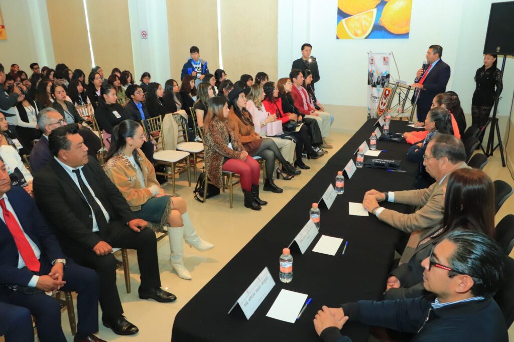 ESTUDIANTES TLAXCALTECAS TEJEN EL FUTURO DEL DISEÑO TEXTIL EN EL “TEXTIL LAB 2025”