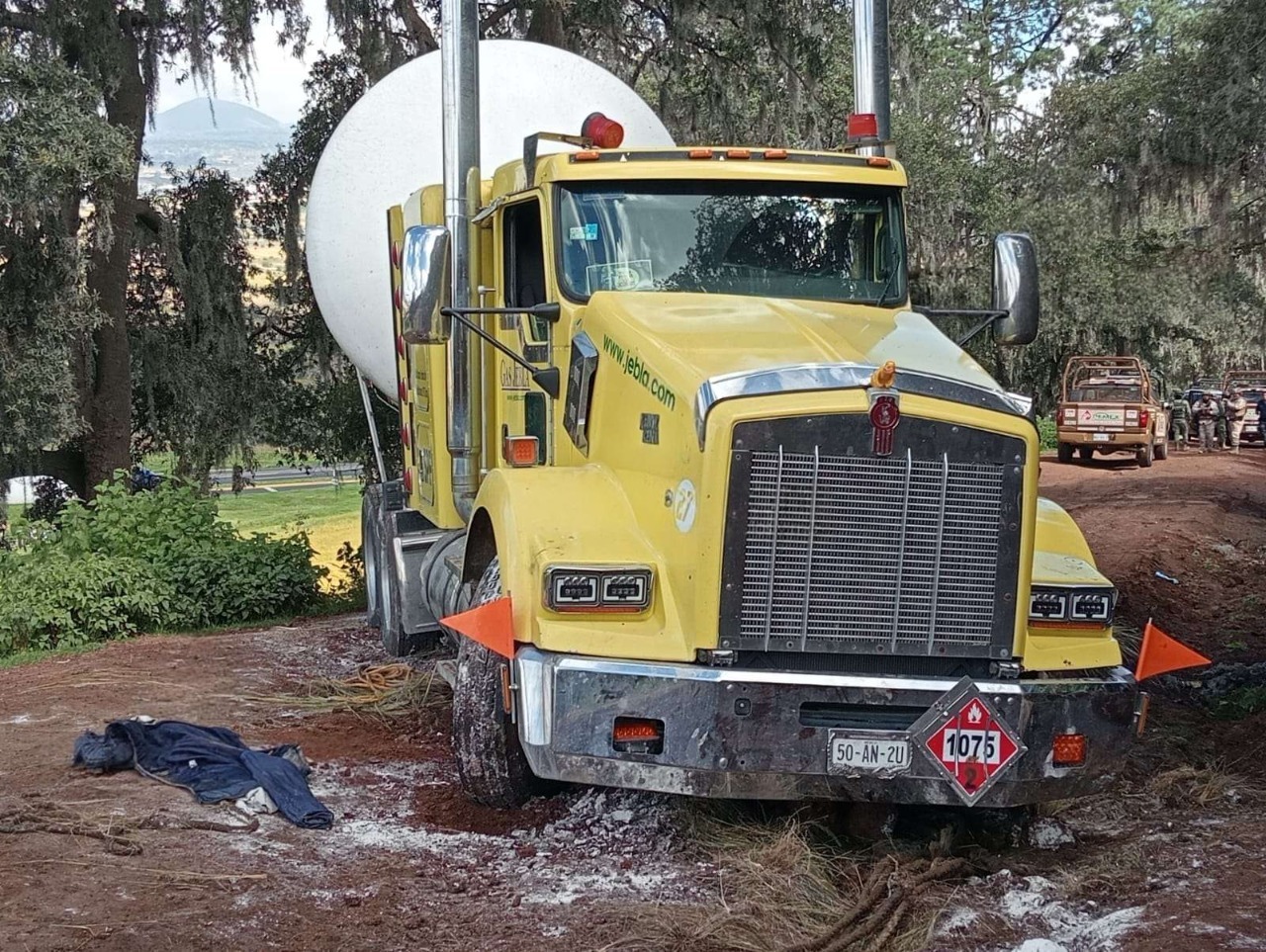 ASEGURAN TRACTOCAMIÓN CON 50 MIL LITROS DE GAS LP ABANDONADO EN CALPULALPAN