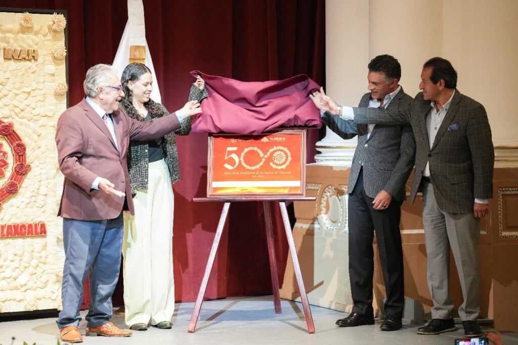 DEVELAN ALCALDE ALFONSO SÁNCHEZ GARCÍA Y SECRETARIA DE CULTURA PLACA CONMEMORATIVA POR LOS 500 AÑOS DE LA FUNDACIÓN DE TLAXCALA