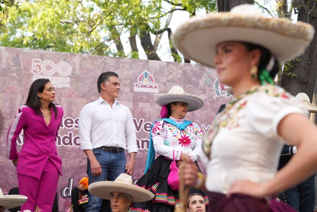 TLAXCALA CELEBRA CON ORGULLO SUS RAÍCES Y TRADICIONES EN UN DESFILE LLENO DE ELEGANCIA Y COLOR