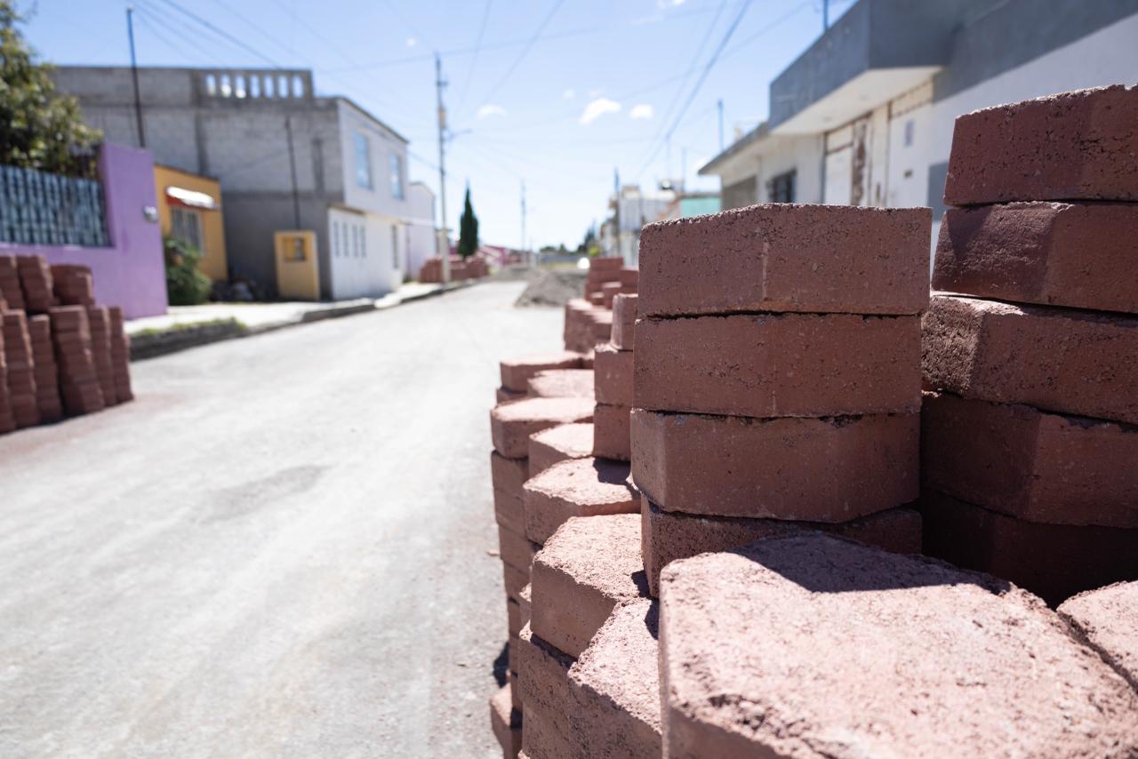 CONTINÚAN LAS OBRAS EN SAN CARLOS CON EL ADOQUINAMIENTO DE LA AVENIDA SAN JOSÉ