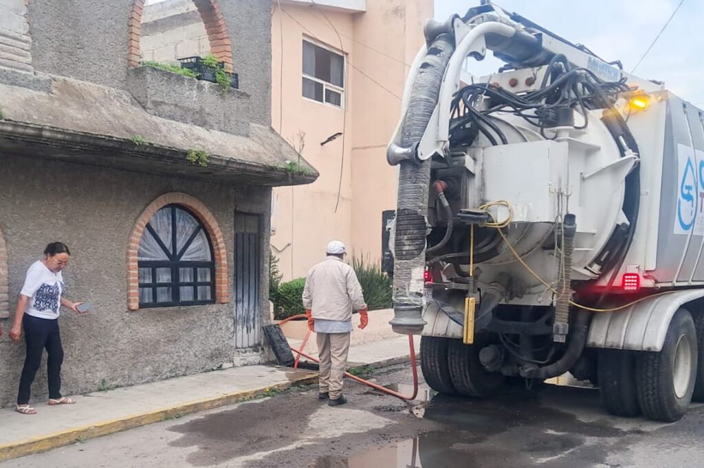 AYUNTAMIENTO DE TLAXCALA RESPONDE AL LLAMADO CIUDADANO CON TRABAJOS DE DESAZOLVE POR TAPONEO DE DRENAJE