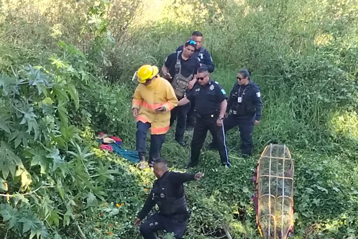 EN ACCIÓN COORDINADA POLICÍA DE LA CAPITAL RESCATA EN BULEVAR REVOLUCIÓN A CONDUCTOR QUE CAYÓ DEL PUENTE BRIONES