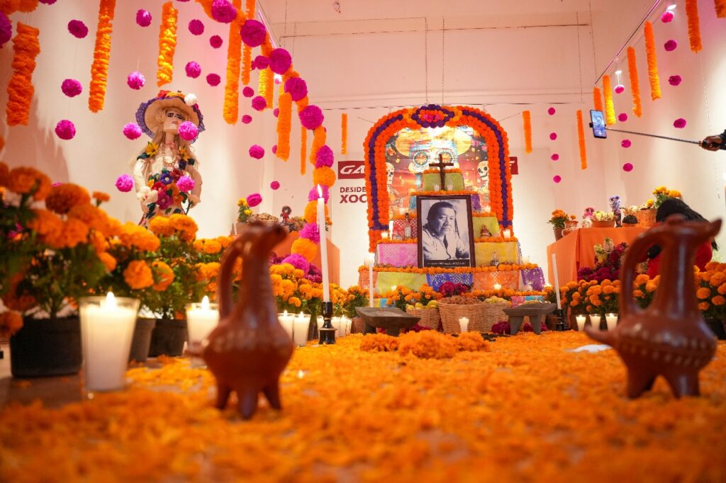 AYUNTAMIENTO DE TLAXCALA DEDICA SU OFRENDA MONUMENTAL AL MAESTRO DESIDERIO HERNÁNDEZ XOCHITIOTZIN