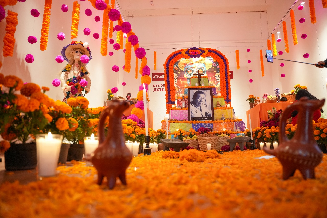 AYUNTAMIENTO DE TLAXCALA DEDICA SU OFRENDA MONUMENTAL AL MAESTRO DESIDERIO HERNÁNDEZ XOCHITIOTZIN