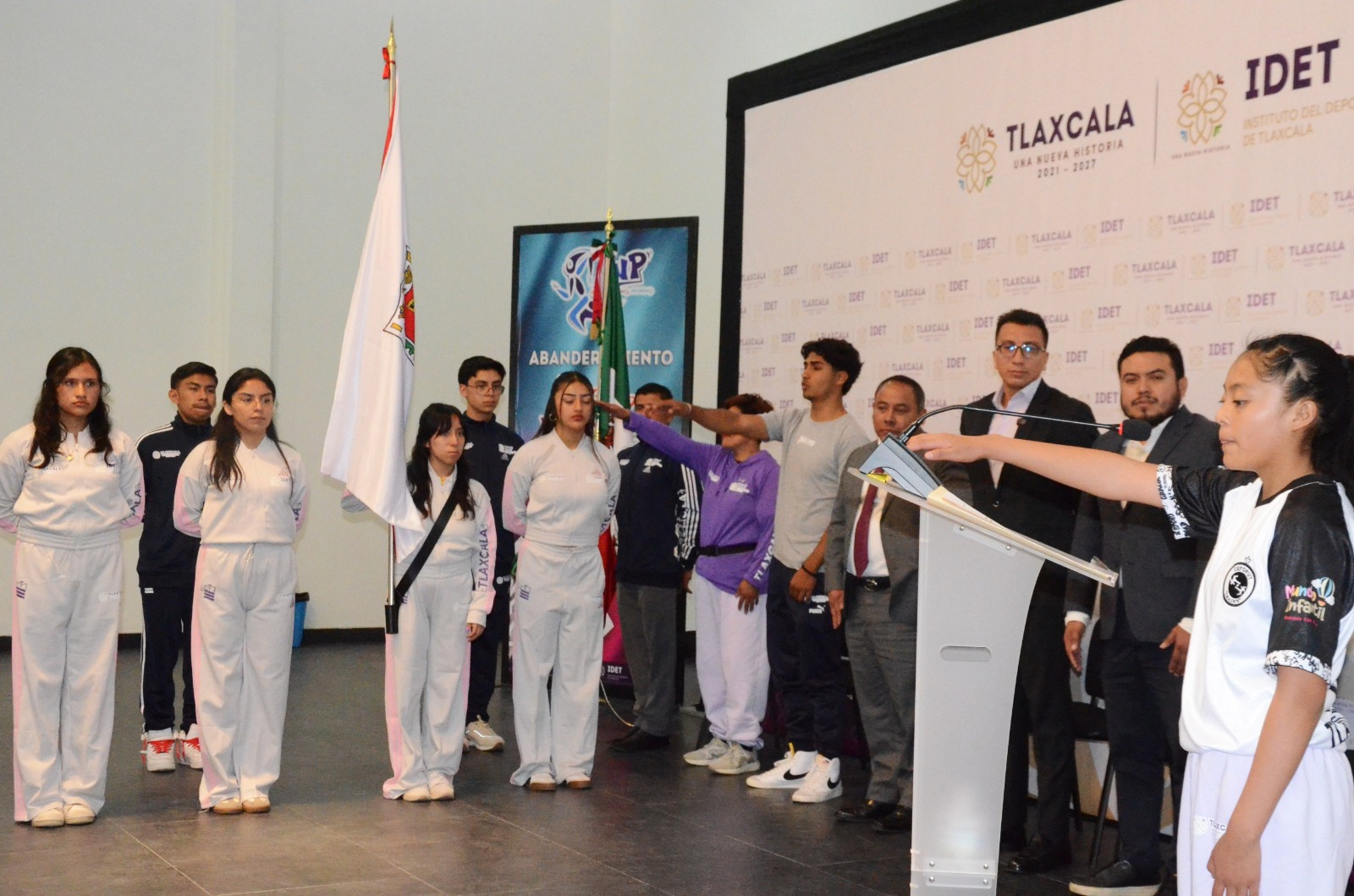 ABANDERAN A DELEGACIÓN TLAXCALTECA QUE PARTICIPARÁ EN LOS JUEGOS NACIONALES POPULARES CONADE 2025