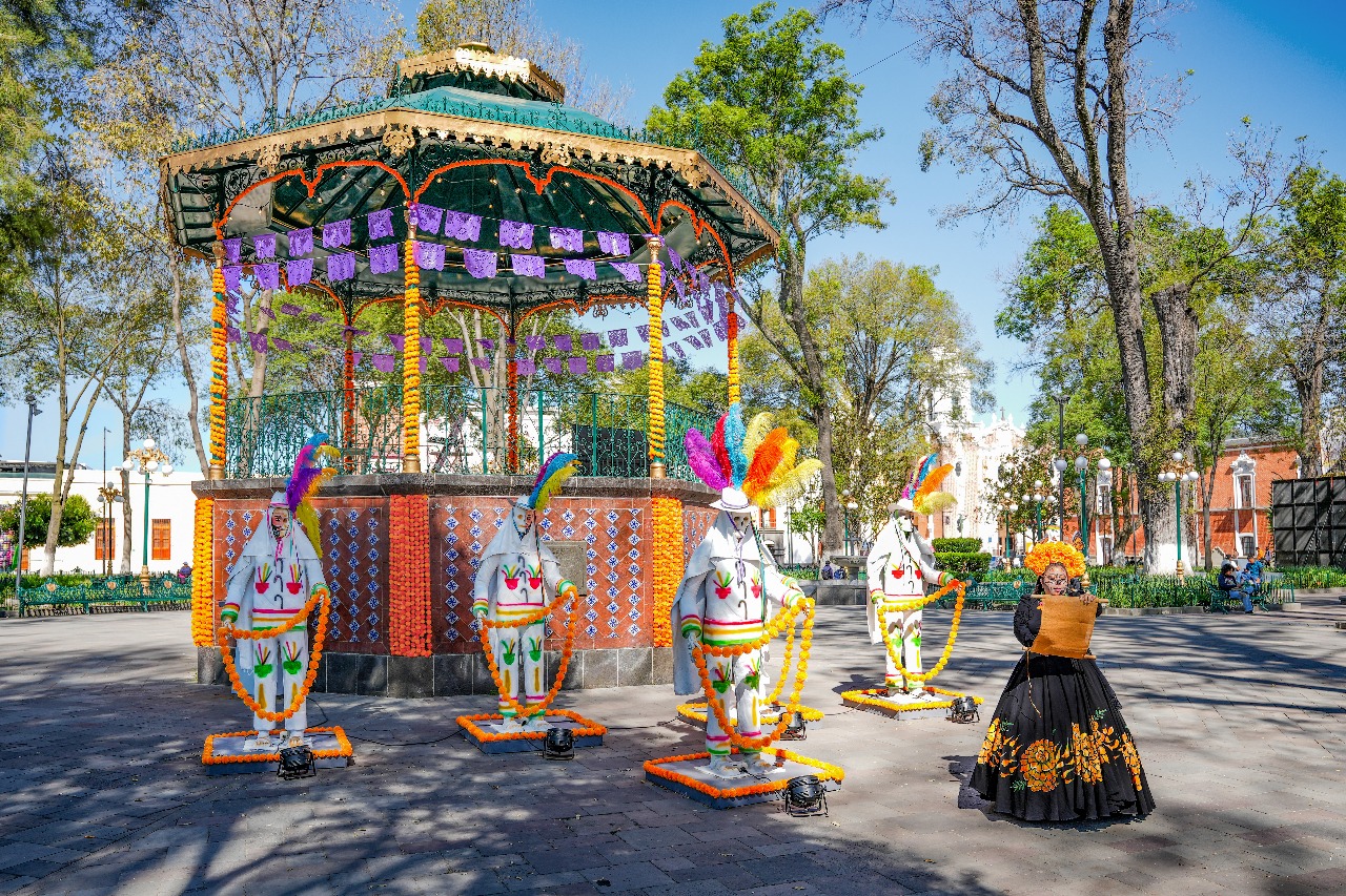 LA PREGONERA DEL REY SE TRANSFORMA EN CATRINA Y LLENA DE MISTICISMO EL CENTRO HISTÓRICO DE TLAXCALA