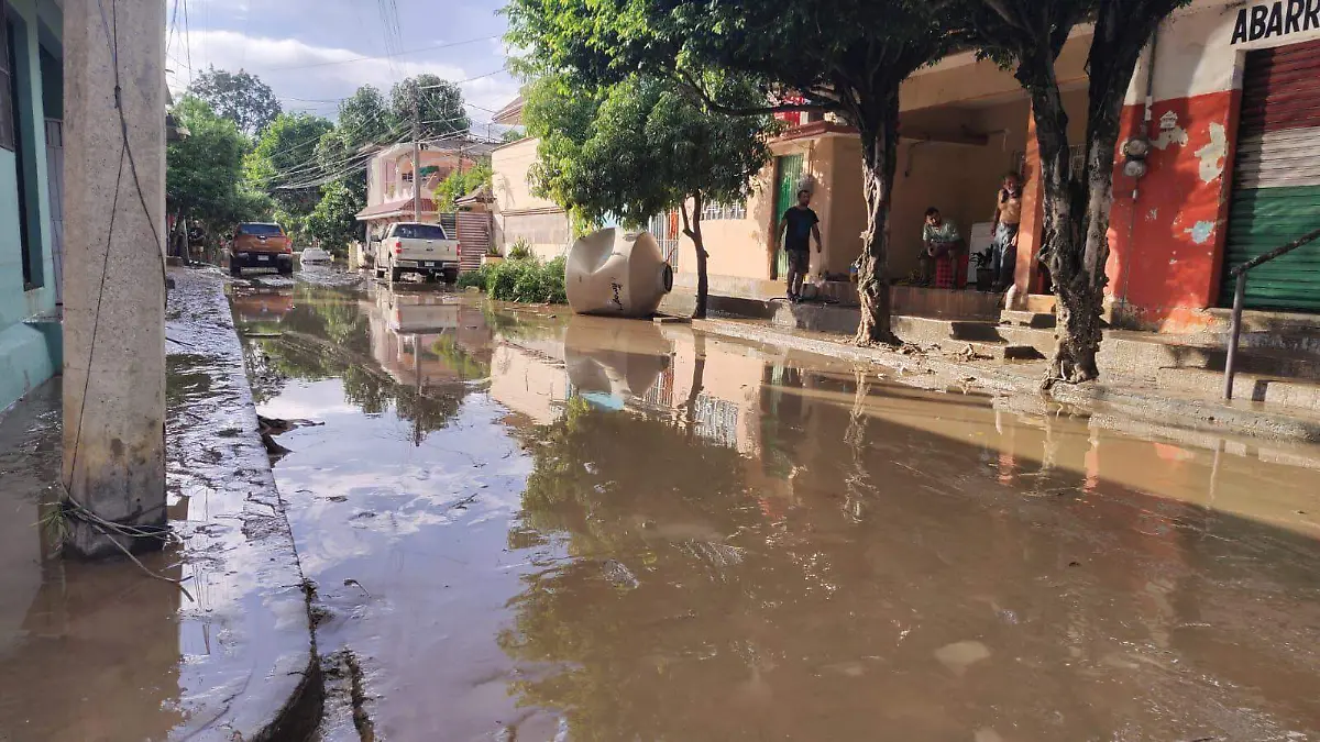 ¡POZA RICA NECESITA AYUDA URGENTE! FAMILIAS ATRAPADAS Y SIN ALIMENTOS TRAS EL DESBORDAMIENTO DEL RÍO CAZONES