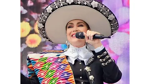 AÍDA CUEVAS CONQUISTA TLAXCALA CON UNA NOCHE LLENA DE ORGULLO MEXICANO Y TRADICIÓN RANCHERA