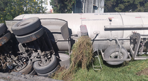 TRÁNSITO LENTO EN LA CARRETERA APIZACO–TLAXCALA TRAS VOLCADURA DE PIPA CON COMBUSTIBLE