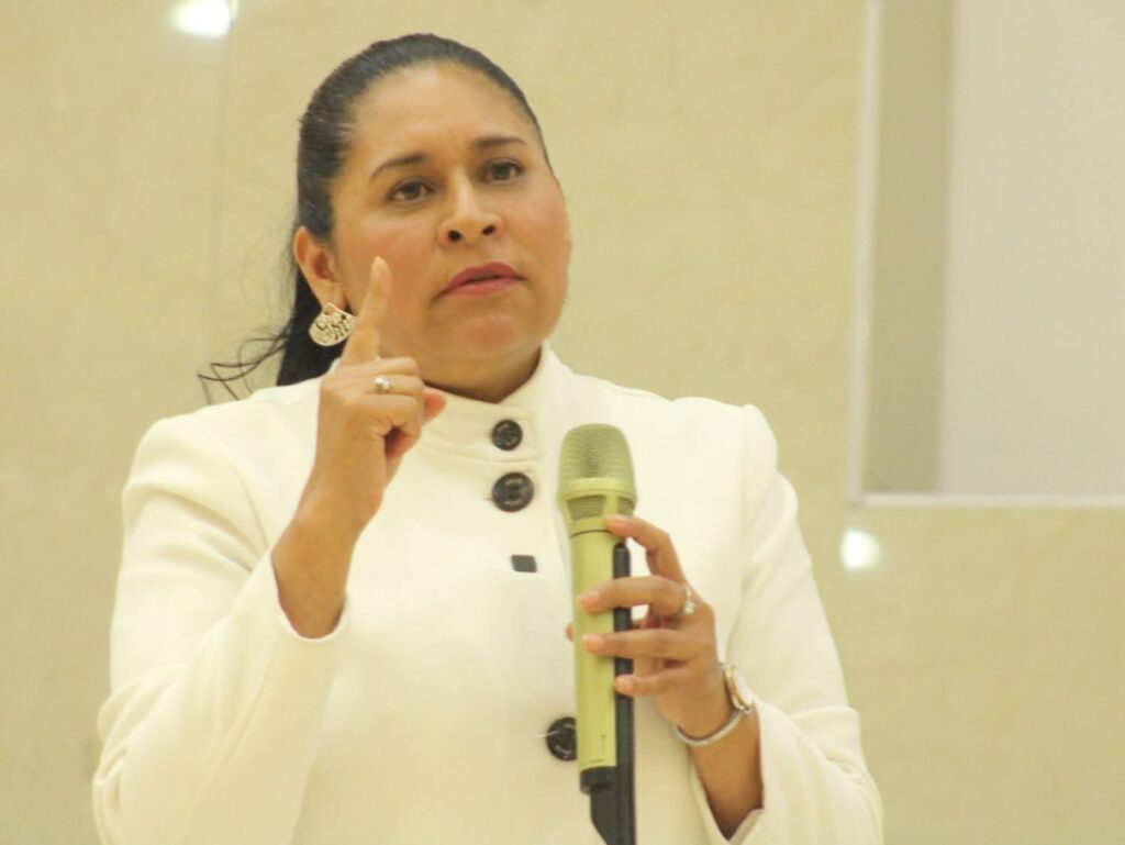 TLAXCALTECAS EXHIBEN LA INCONGRUENCIA DE LA SENADORA ANA LILIA RIVERA: CALLA ANTE LA VIOLENCIA EN SU ESTADO, PERO SE VUELCA EN LA DEFENSA DE SHEINBAUM
