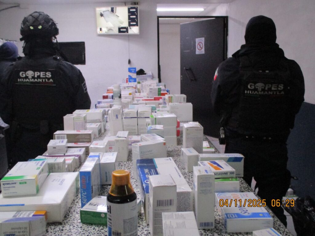 DIRECCIÓN DE SEGURIDAD PÚBLICA DE HUAMANTLA ASEGURA VEHÍCULO RELACIONADO CON ROBO CON VIOLENCIA Y RECUPERA MEDICAMENTO ROBADO