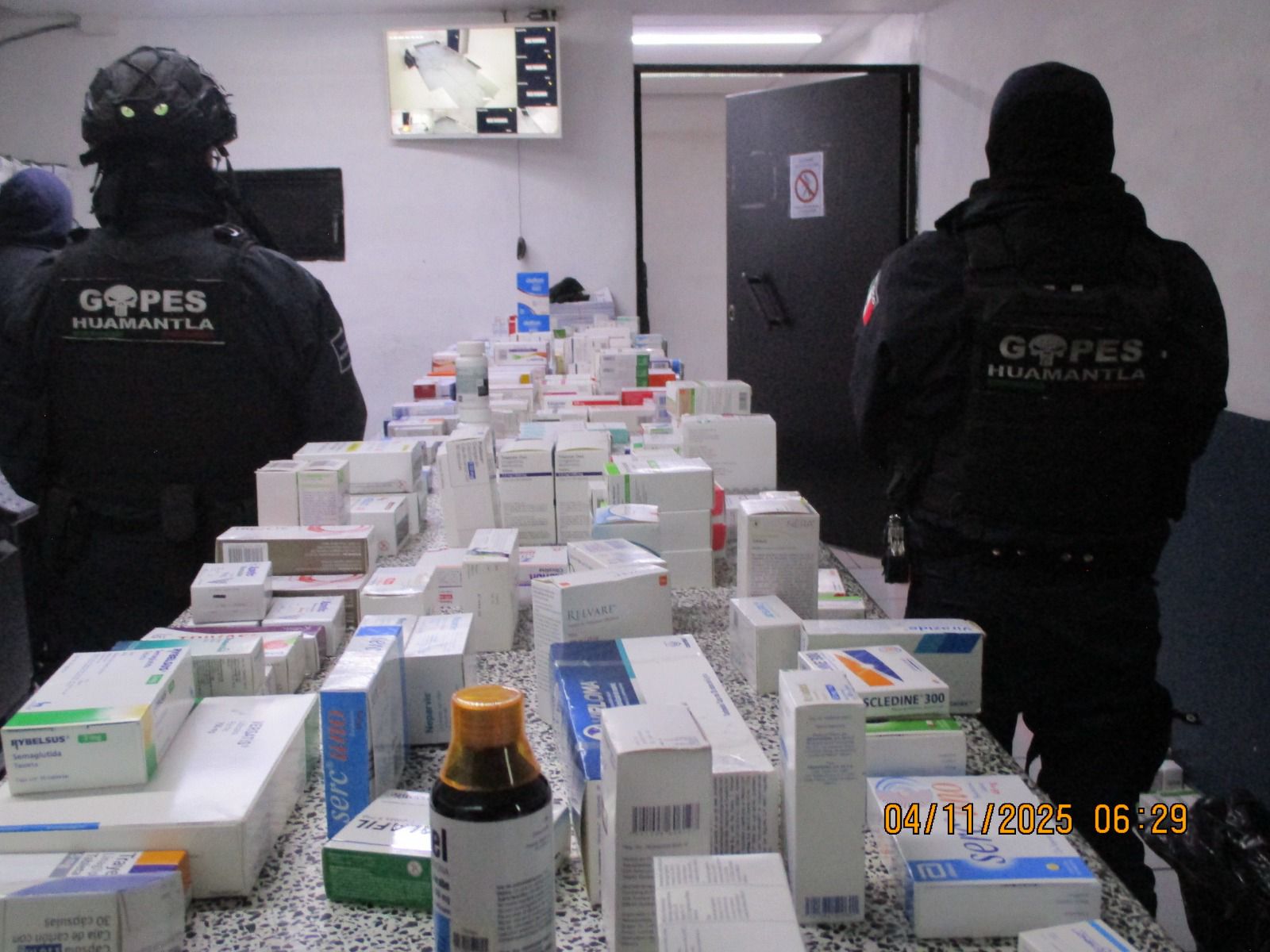 DIRECCIÓN DE SEGURIDAD PÚBLICA DE HUAMANTLA ASEGURA VEHÍCULO RELACIONADO CON ROBO CON VIOLENCIA Y RECUPERA MEDICAMENTO ROBADO