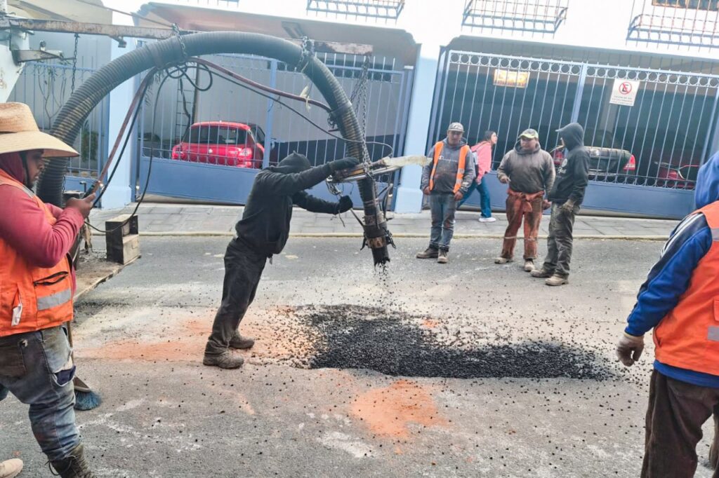 AVANZA EL PROGRAMA DE BACHEO EN LA CAPITAL AHORA CON ATENCIÓN EN LA COLONIA SAN ISIDRO