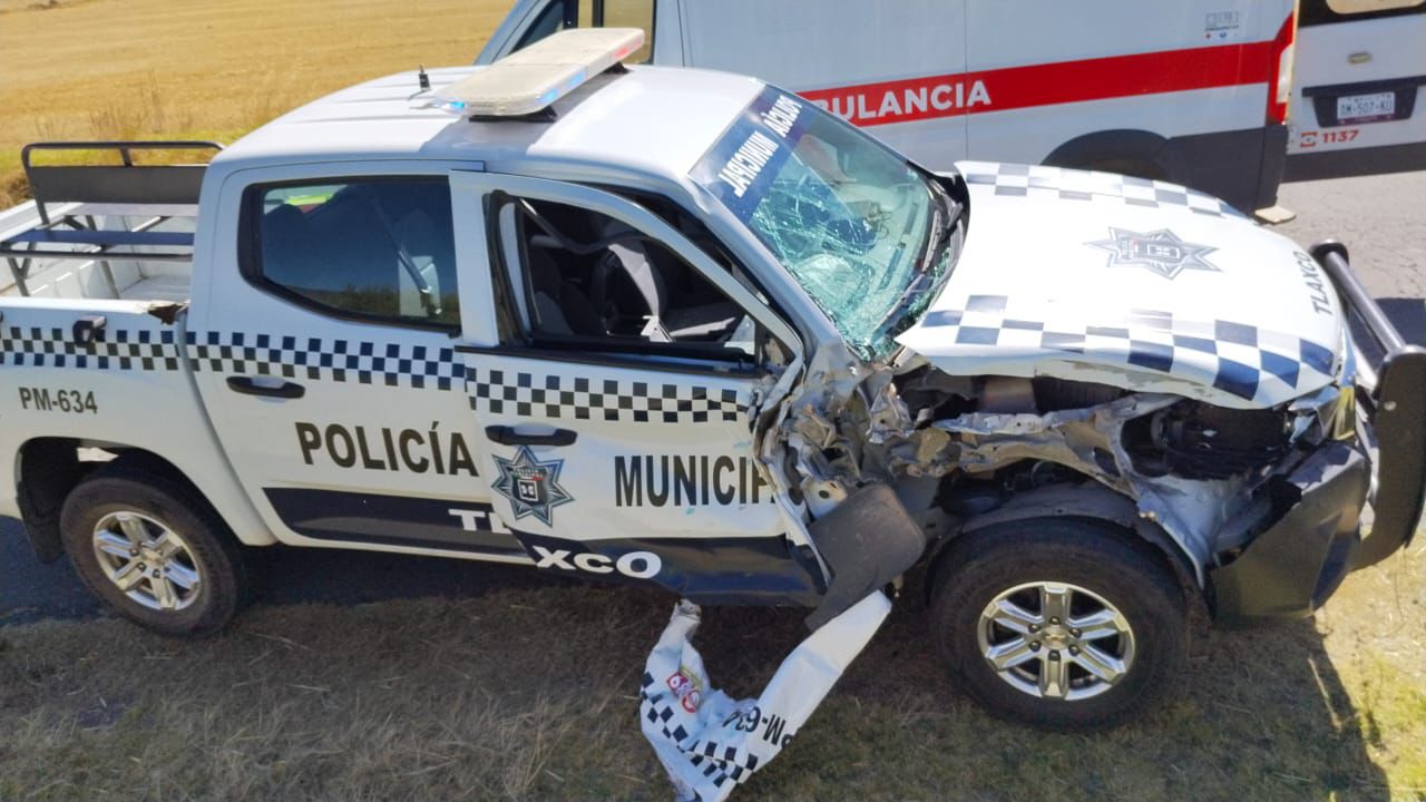 PATRULLA DE TLAXCO ES EMBESTIDA POR UN TRACTOR; DOS POLICÍAS RESULTAN LESIONADOS MIENTRAS ACUDÍAN A UNA EMERGENCIA