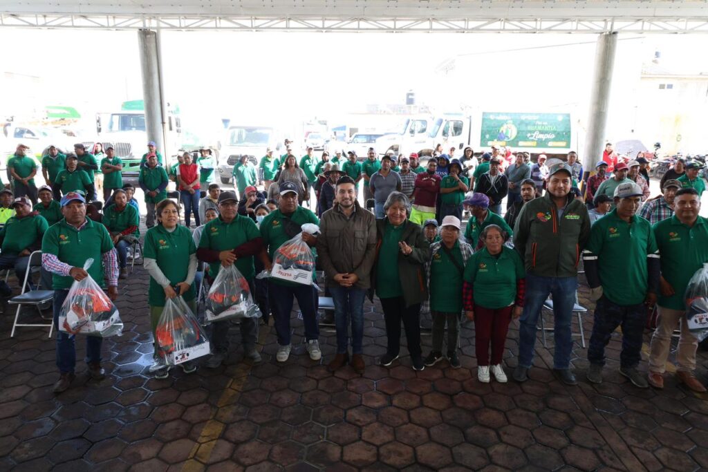 SALVADOR SANTOS RECONOCE LA LABOR DEL PERSONAL DE SERVICIOS PÚBLICOS Y ENTREGA MÁS DE 100 UNIFORMES