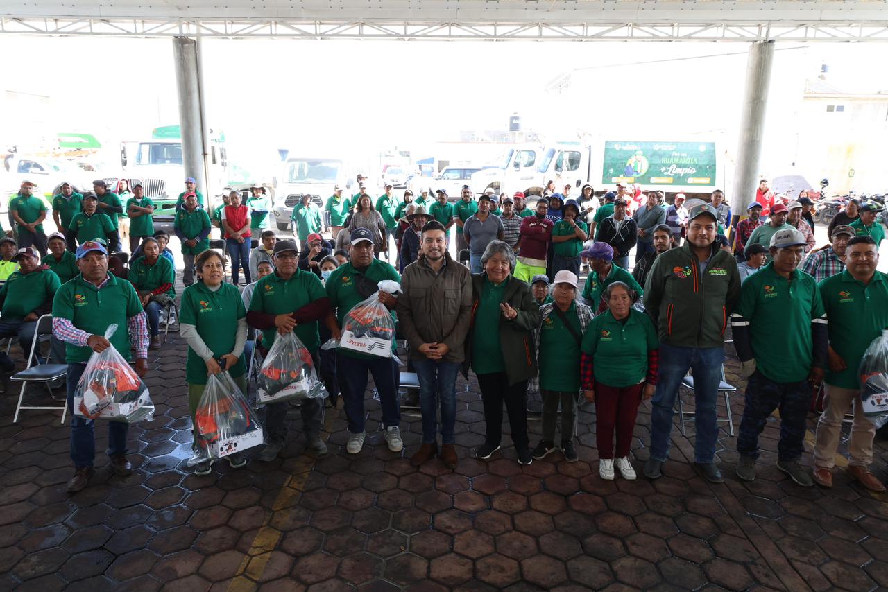 SALVADOR SANTOS RECONOCE LA LABOR DEL PERSONAL DE SERVICIOS PÚBLICOS Y ENTREGA MÁS DE 100 UNIFORMES