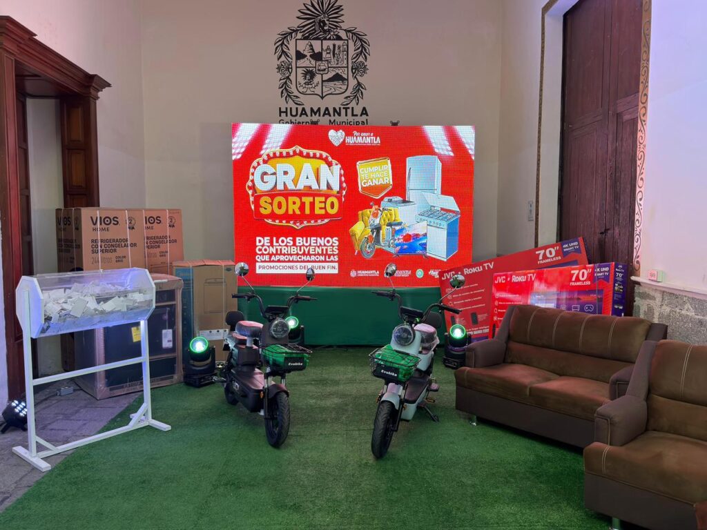 RIFA DEL BUEN FIN PREMIA A USUARIOS HUAMANTLECOS CUMPLIDOS QUE APROVECHARON LAS PROMOCIONES DEL GOBIERNO MUNICIPAL DE HUAMANTLA