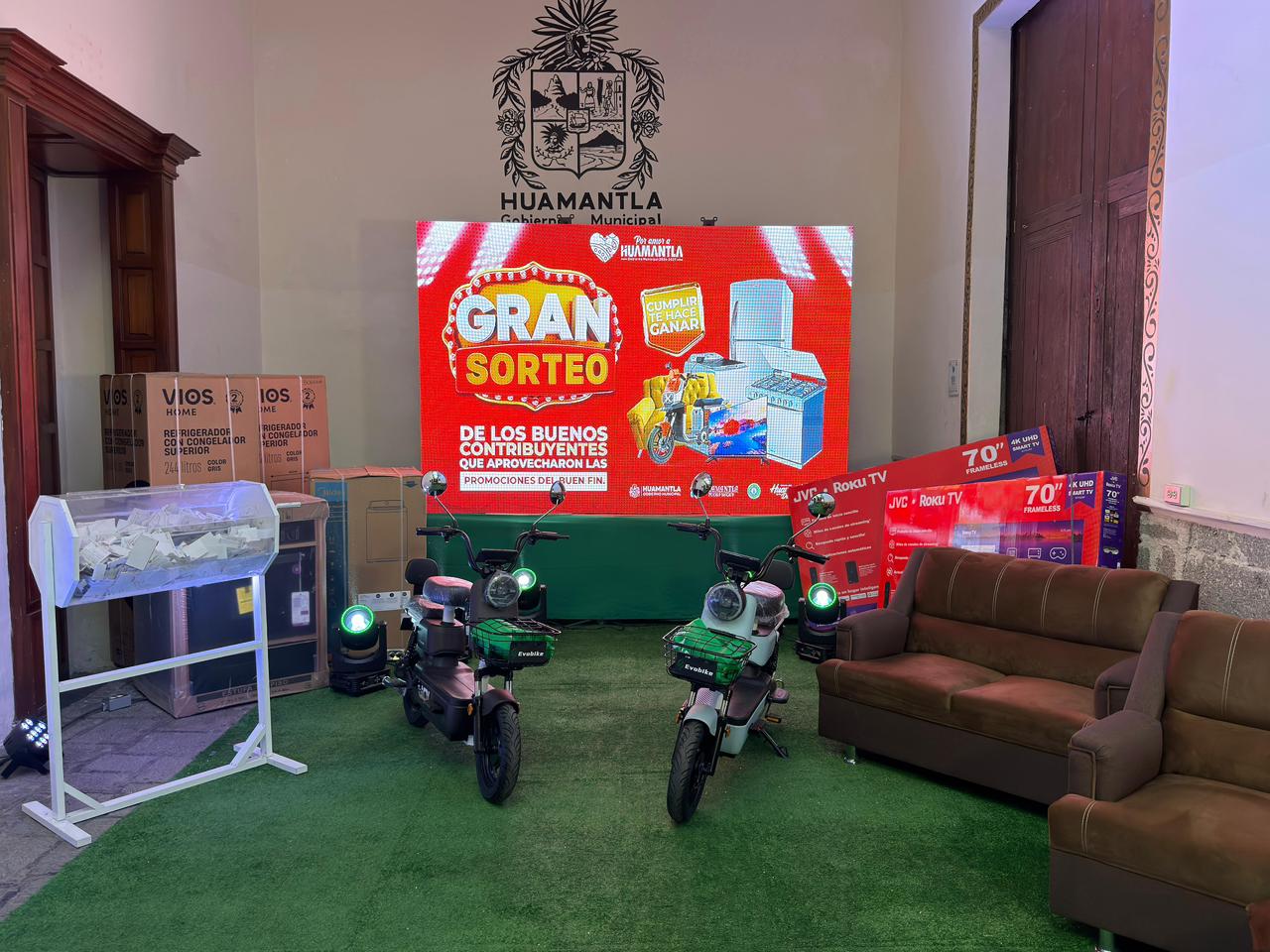 RIFA DEL BUEN FIN PREMIA A USUARIOS HUAMANTLECOS CUMPLIDOS QUE APROVECHARON LAS PROMOCIONES DEL GOBIERNO MUNICIPAL DE HUAMANTLA