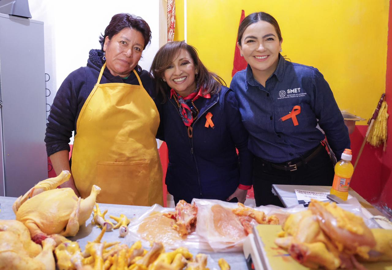 GOBERNADORA Y FUNCIONARIOS ACUDEN A CASAS DE MUJERES PARA ESCUCHARLAS