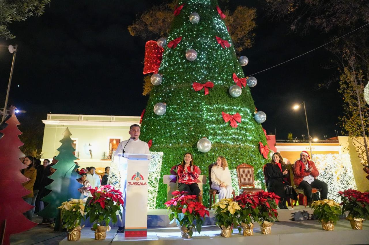 ALFONSO SÁNCHEZ GARCÍA ENCIENDE EL ÁRBOL NAVIDEÑO Y LLAMA A PROMOVER AMBIENTES DE PAZ Y CONVIVENCIA EN TLAXCALA